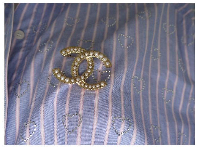 NEUE CHANEL LOGO CC PERLEN 2024 BROSCHE AUS GOLDFARBENEM METALL Golden - Ansicht 10