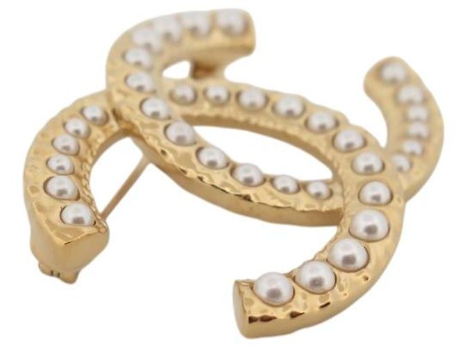 NEUE CHANEL LOGO CC PERLEN 2024 BROSCHE AUS GOLDFARBENEM METALL Golden - Ansicht 3