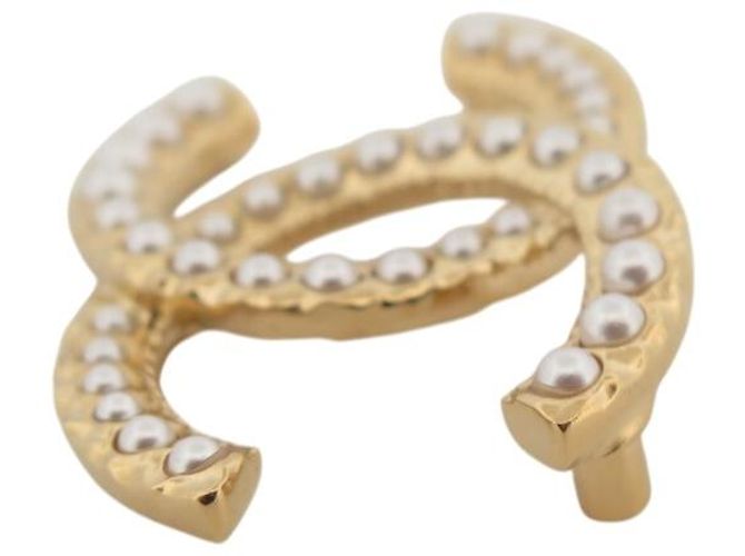 NEUE CHANEL LOGO CC PERLEN 2024 BROSCHE AUS GOLDFARBENEM METALL Golden - Ansicht 4