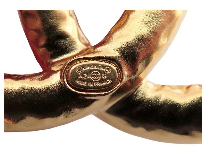 NEUE CHANEL LOGO CC PERLEN 2024 BROSCHE AUS GOLDFARBENEM METALL Golden - Ansicht 6