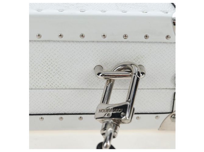 LOUIS VUITTON Tiger Lama Monogram Clutch Box White LV Auth 202290SAM Bianco - vista 14