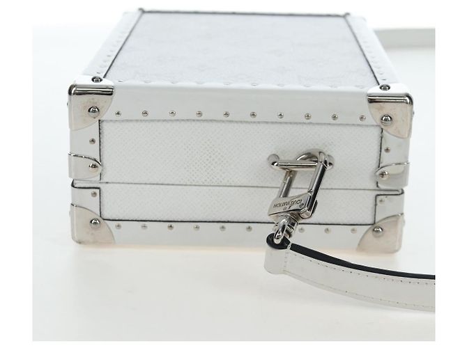 LOUIS VUITTON Tiger Lama Monogram Clutch Box White LV Auth 202290SAM Bianco - vista 7