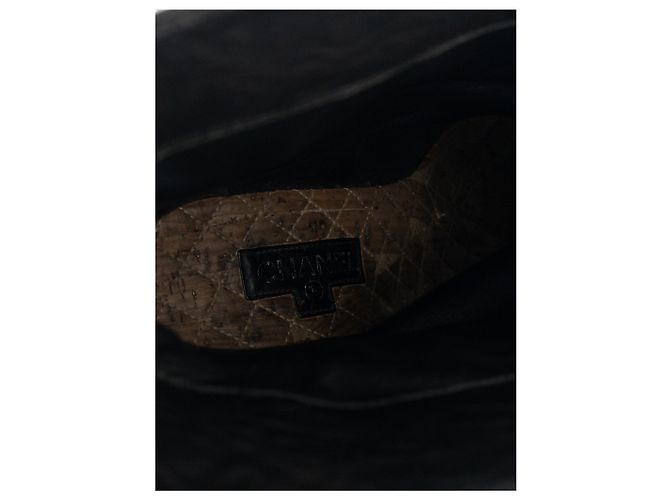 Bottines à talons compensés et bout ouvert avec logo Chanel by Karl Lagerfeld années 2010 Noir - vue 11