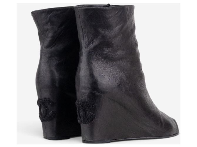 Bottines à talons compensés et bout ouvert avec logo Chanel by Karl Lagerfeld années 2010 Noir - vue 2