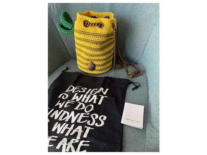 Saco balde Kurt Geiger em crochet amarelo e dourado - vista 2
