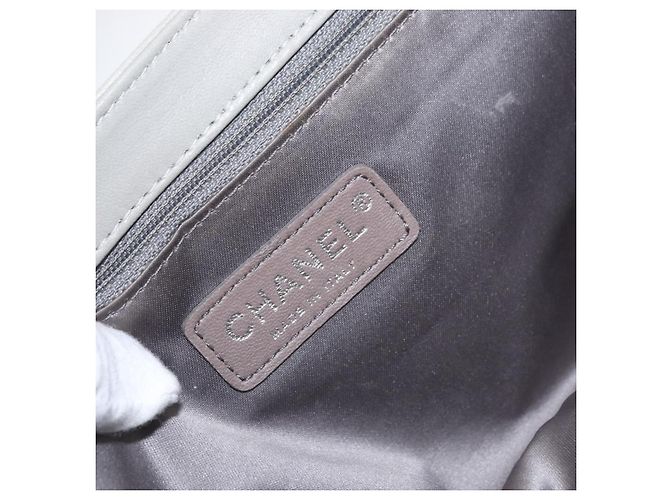 CHANEL Lammleder Schultertasche mit Kette Grau Silber CC - Ansicht 18