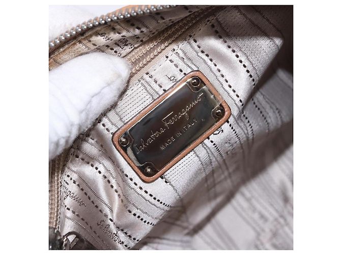 Salvatore Ferragamo Sac à épaule Gancini Cuir Beige Argent - vue 19