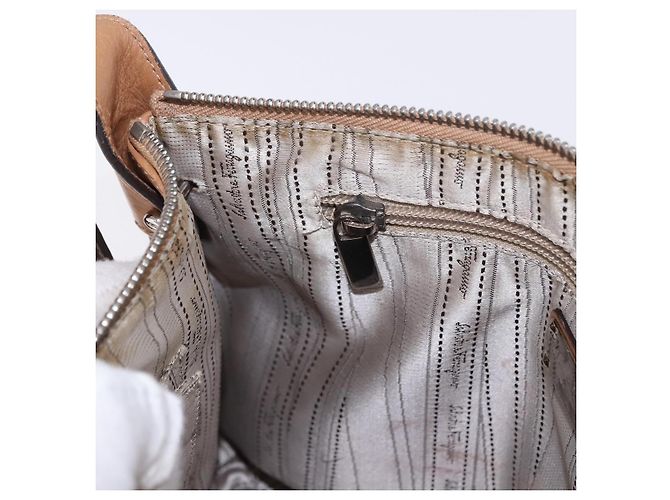 Salvatore Ferragamo Sac à épaule Gancini Cuir Beige Argent - vue 22