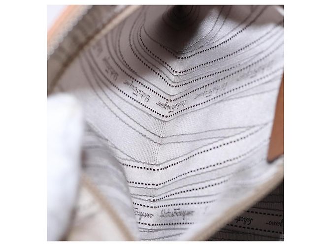 Salvatore Ferragamo Sac à épaule Gancini Cuir Beige Argent - vue 23