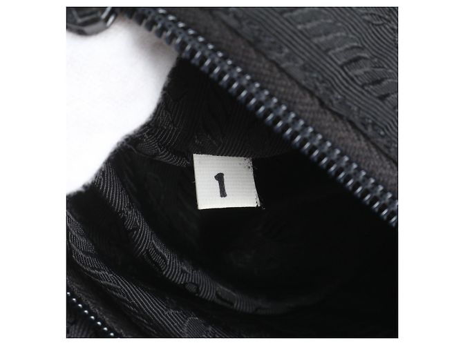 Tote Sac cabas Prada en nylon Tessuto avec logo triangle Noir - vue 9