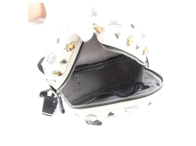 Zaino e borsa a tracolla in pelle borchiata MCM Visetos Bianco - vista 7