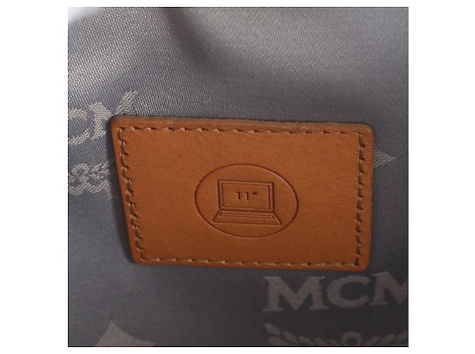 Zaino e borsa a tracolla in pelle borchiata MCM Visetos Bianco - vista 9