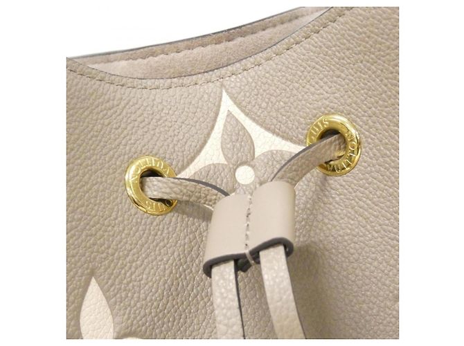 Néonoé Borsa a tracolla Louis Vuitton Bicolor Monogram Empreinte Neo Noe MM M45555 Grigio Crudo - vista 4