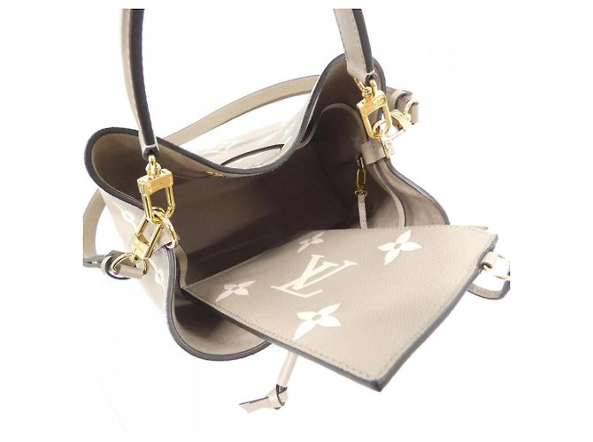 Néonoé Borsa a tracolla Louis Vuitton Bicolor Monogram Empreinte Neo Noe MM M45555 Grigio Crudo - vista 7
