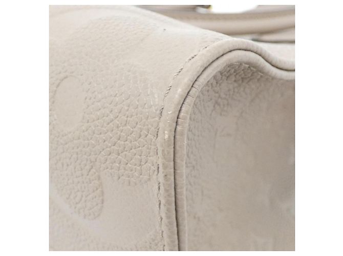 Bolso Louis Vuitton Monogram Empreinte OnTheGo MM Gris - vista 2