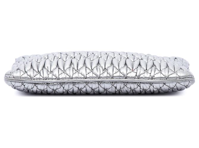 Borsa a tracolla Miu Miu in nappa matelassé metallizzato argento con catena in cristalli - vista 3