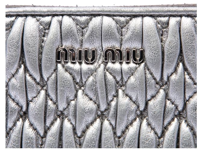 Borsa a tracolla Miu Miu in nappa matelassé metallizzato argento con catena in cristalli - vista 5