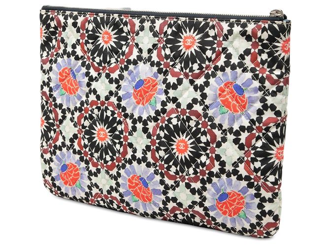 Chanel White Dubai Paris Medium Quilted Printed Canvas O Case Clutch Weiß - Ansicht 2