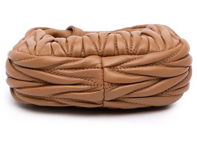 Borsa Wander Miu Miu in Nappa Matelassé Micro Marrone - vista 3