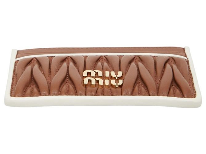 Tarjetero Miu Miu Matelassé Castaño Blanco - vista 3