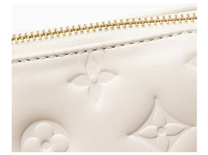 Louis Vuitton Coussin PM Schultertasche aus Lammleder mit Monogramm-Prägung Weiß - Ansicht 10