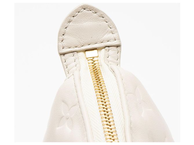 Louis Vuitton Coussin PM Schultertasche aus Lammleder mit Monogramm-Prägung Weiß - Ansicht 9