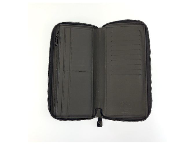 Louis Vuitton Zippy Vertical Monogram Shadow Negro - vista 4