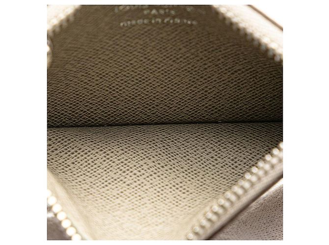 Louis Vuitton Taiga Pochette Cle Coin Case Castaño Beige - vista 8