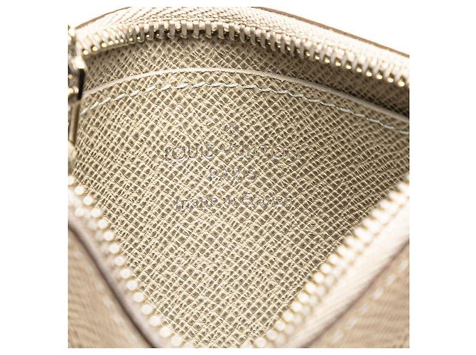 Louis Vuitton Taiga Pochette Cle Coin Case Castaño Beige - vista 9