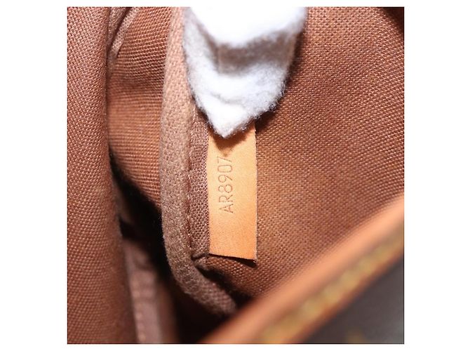 Louis Vuitton Saumur Monogram Canvas Marron - vue 7
