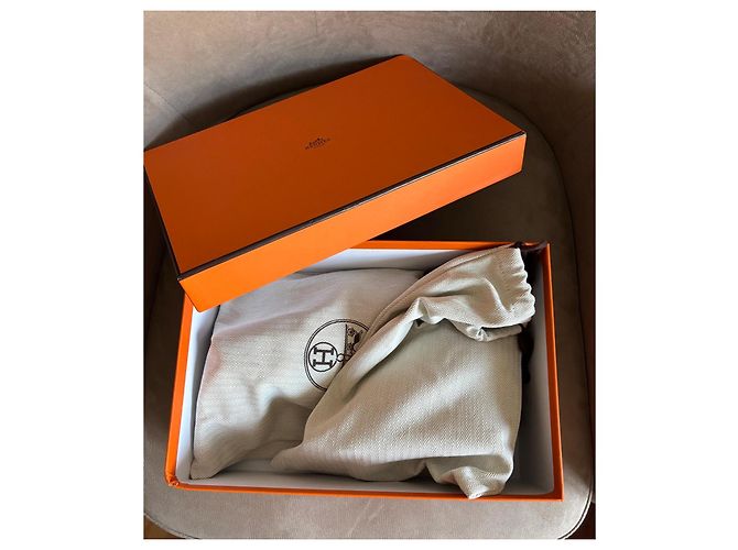 Hermès Schwarze Wildleder-Sandaletten mit Absatz - Ansicht 4