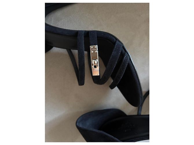 Hermès Schwarze Wildleder-Sandaletten mit Absatz - Ansicht 7