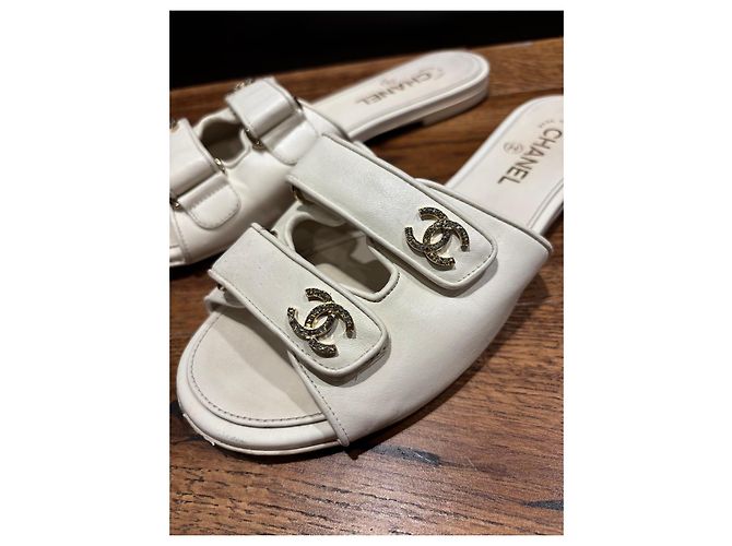 Chanel Sandali Slide in Pelle Bianca Logo CC Bianco - vista 10
