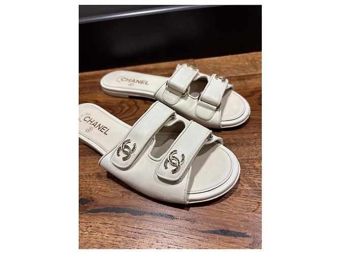 Chanel Sandali Slide in Pelle Bianca Logo CC Bianco - vista 11