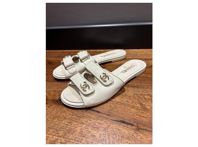 Chanel Sandali Slide in Pelle Bianca Logo CC Bianco - vista 12