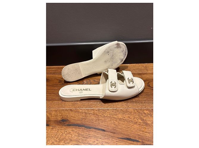 Chanel Sandali Slide in Pelle Bianca Logo CC Bianco - vista 13