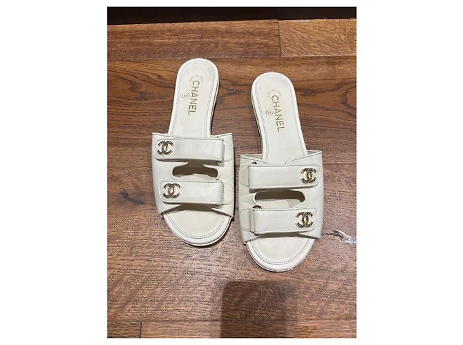Chanel Sandali Slide in Pelle Bianca Logo CC Bianco - vista 2