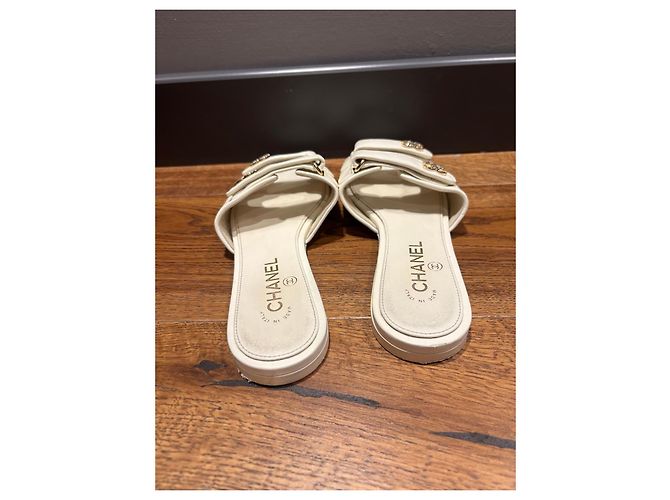 Chanel Sandali Slide in Pelle Bianca Logo CC Bianco - vista 3