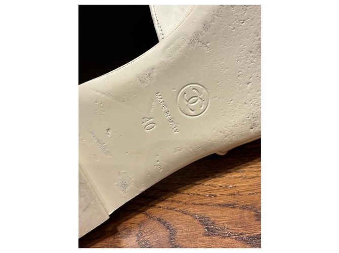 Chanel Sandali Slide in Pelle Bianca Logo CC Bianco - vista 4