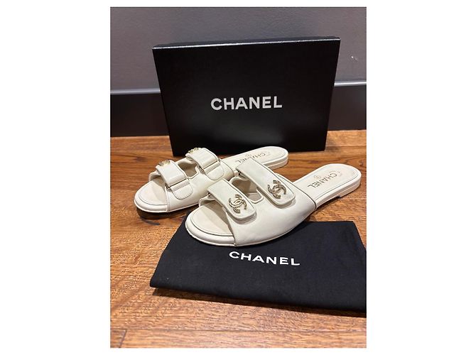 Chanel Sandali Slide in Pelle Bianca Logo CC Bianco - vista 6
