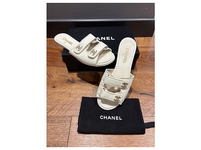 Chanel Sandali Slide in Pelle Bianca Logo CC Bianco - vista 7