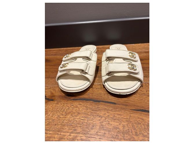 Chanel Sandali Slide in Pelle Bianca Logo CC Bianco - vista 8