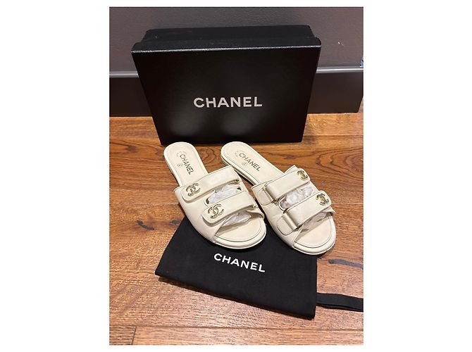 Chanel Sandali Slide in Pelle Bianca Logo CC Bianco - vista 9
