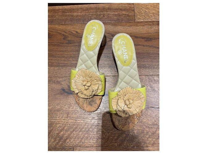 Chanel Mules aus gelbem Raffia mit Korkabsatz Beige - Ansicht 10