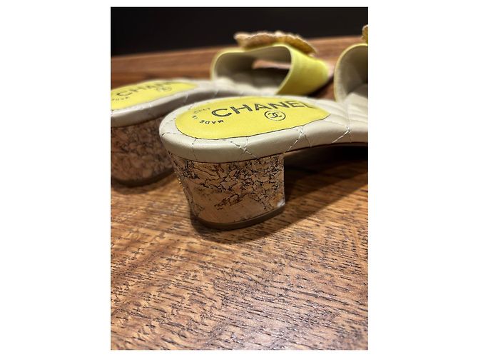 Chanel Mules aus gelbem Raffia mit Korkabsatz Beige - Ansicht 6