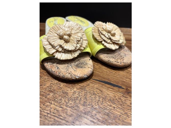 Chanel Mules aus gelbem Raffia mit Korkabsatz Beige - Ansicht 7