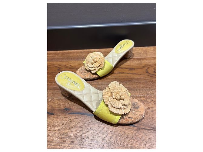 Chanel Mules aus gelbem Raffia mit Korkabsatz Beige - Ansicht 8