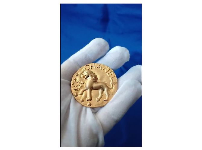 Spilla Medaglione Leone Chanel Primavera 1994 (94P) D'oro - vista 3