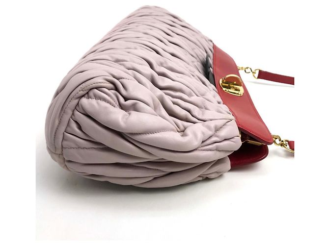 Bolsa de Ombro em Couro Matelassé Miu Miu Preto Rosa - vista 4