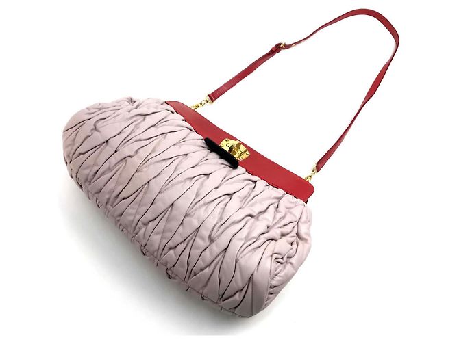 Bolsa de Ombro em Couro Matelassé Miu Miu Preto Rosa - vista 8